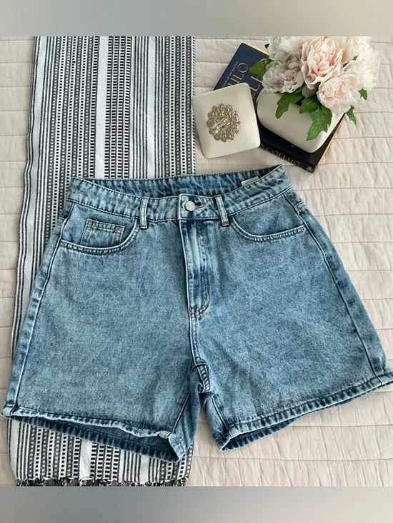 Used Classic High-Rise Denim Shorts in Light Blue - Picture 2 of 9